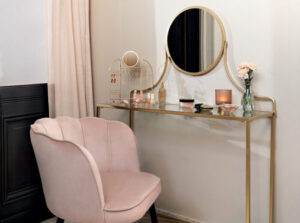 Cómo elegir un tocador de maquillaje que combine con roperos modernos en dormitorios pequeños